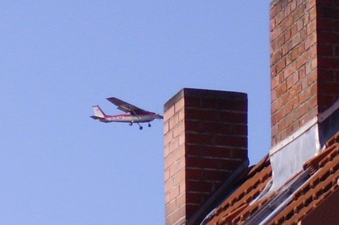 Flugzeug beim Landeanflug am 05.09.2010 - Aufgenommen in Lüneburg/Neu Hagen
