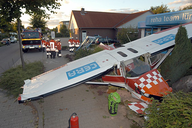 Absturz einer Cessna am 14.09.2002 in die Straße Stadtkoppel/Lüneburg